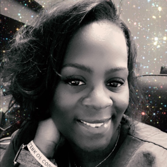 Meet your Posher, Monica - Picture 2 of 3